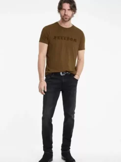 Graphic Tees><noscript><img width=